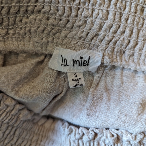 NWOT la miel Ruffle Bottom Shorts in Oatmeal, Size Small - Picture 6 of 8